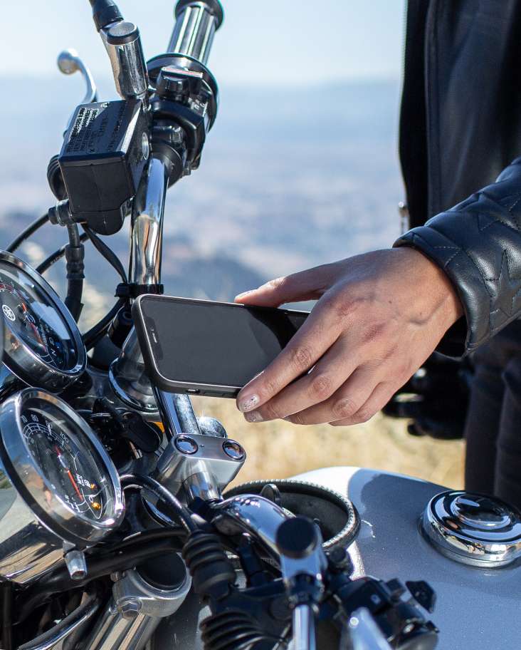 Mounting a phone on the Motorcycle Bar Mount